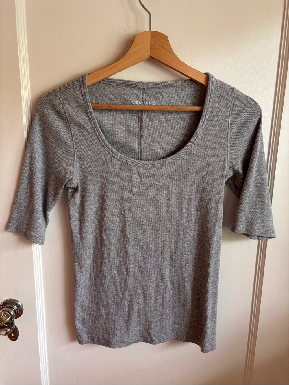 Everlane Scoop Neck Short Sleeve Tee in Heather Gray